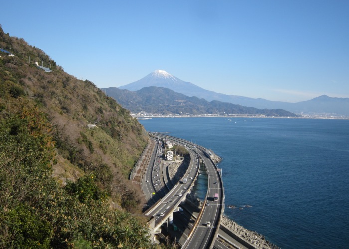 薩土垂峠から望む富士山と東名高速